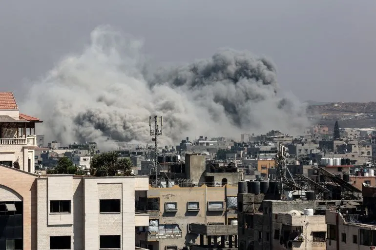 قصف برّي وبحري وجوي إسرائيلي مكثّف يستهدف مناطق واسعة في قطاع غزة